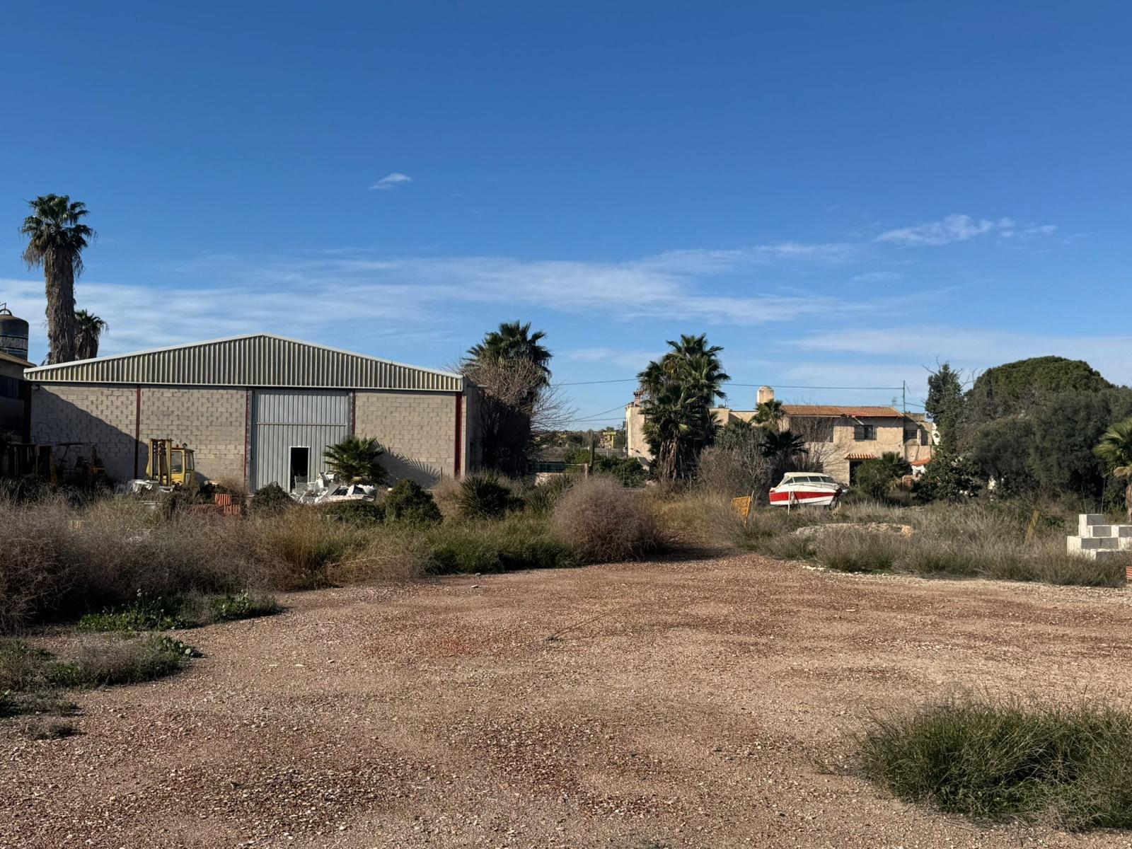 For sale, land in villafranqueza with house and warehouse.