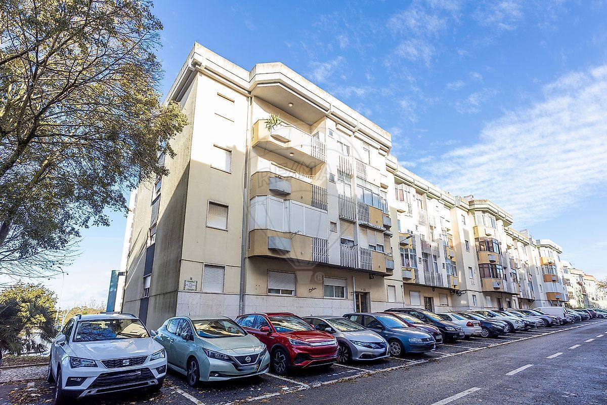 Condo for sale in Amadora, Portugal