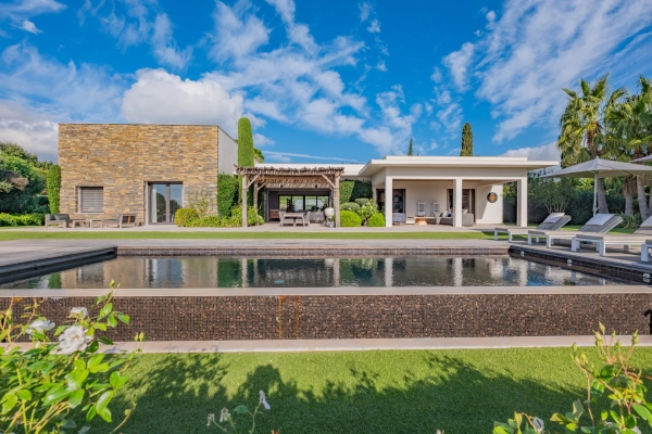 GRIMAUD: Modern single-storey villa with sea view