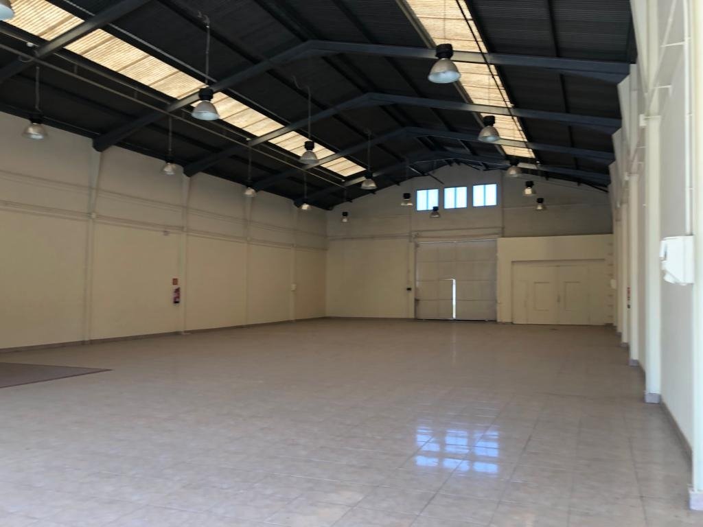 In unbeatable shopping area, with great visibility