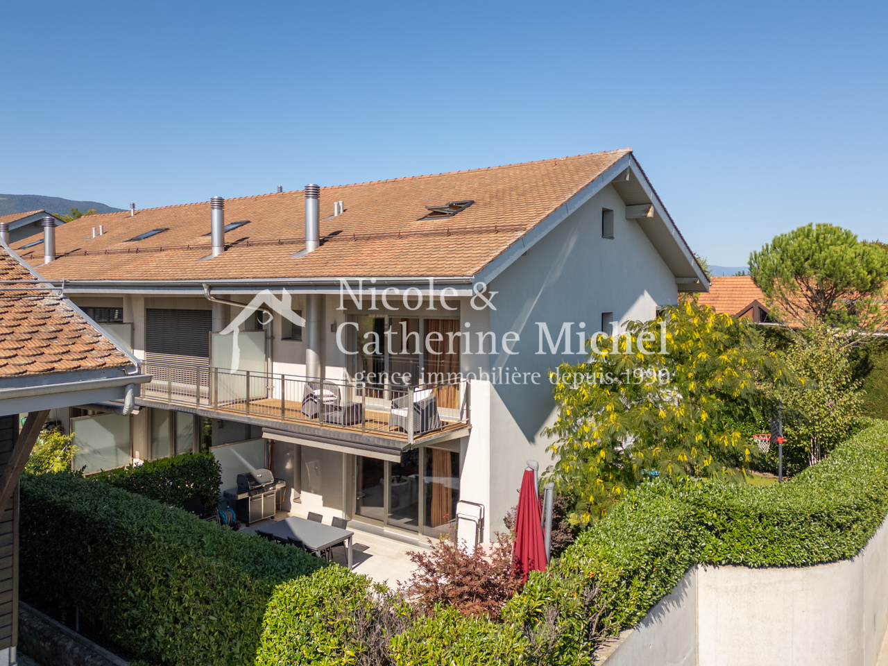 Modern corner villa, 5 bedrooms, beautiful volumes, near Geneva