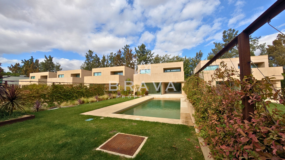 3+1 bedroom semi-detached villa with private pool and garden in Vilamoura