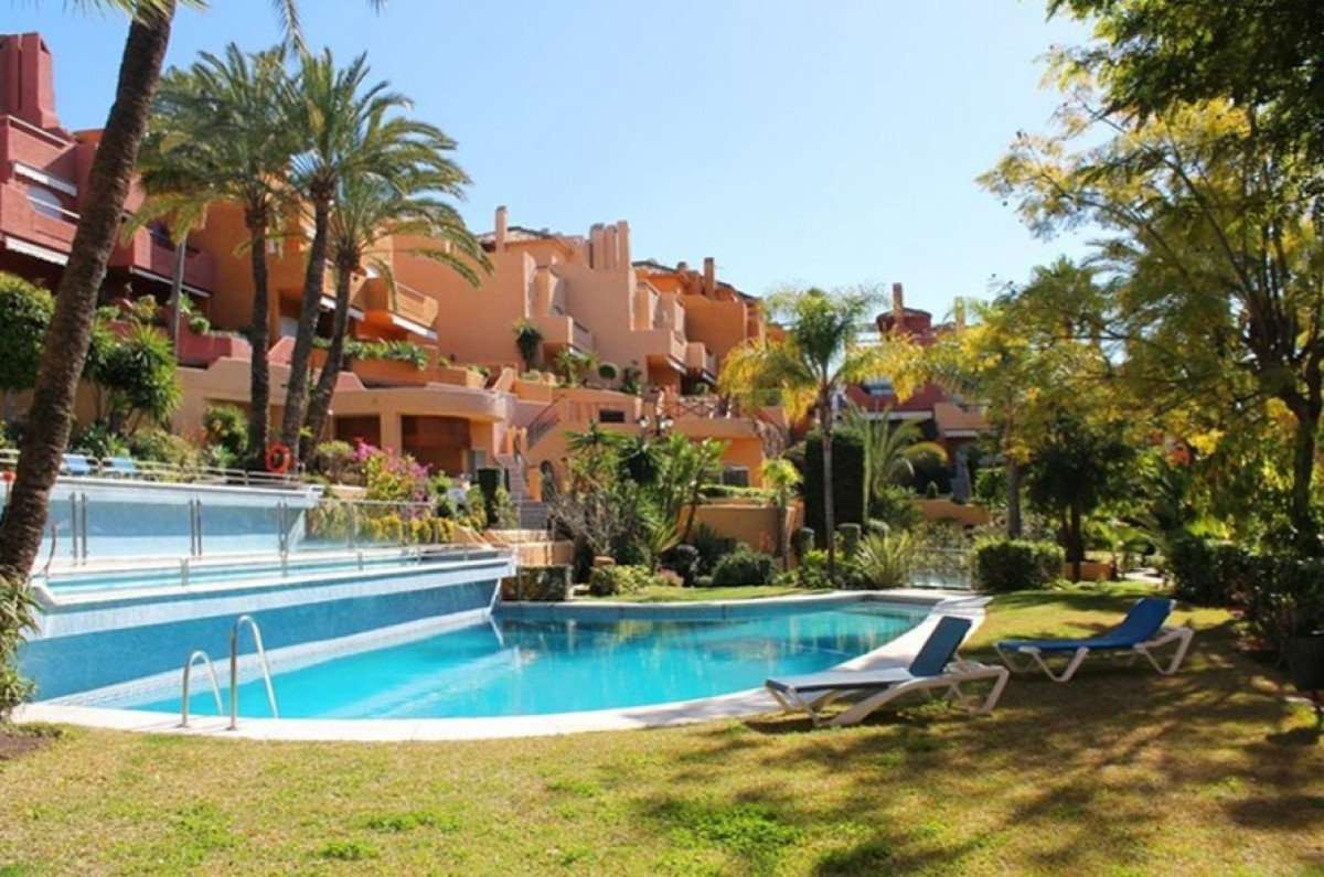 AWARD WINNING LUXURY REAL ESTATE AGENCY, FABULOUS TOWNHOUSE IN ALOHA NUEVA ANDALUCIA FOR SALE