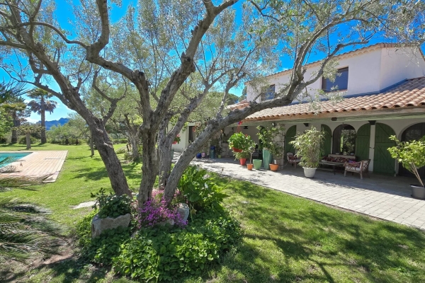 6 ROOM VILLA OF CHARACTER FOR SALE WITH SWIMMING POOL AND VIEW OF THE ROCK IN ROQUEBRUNE SUR ARGENS