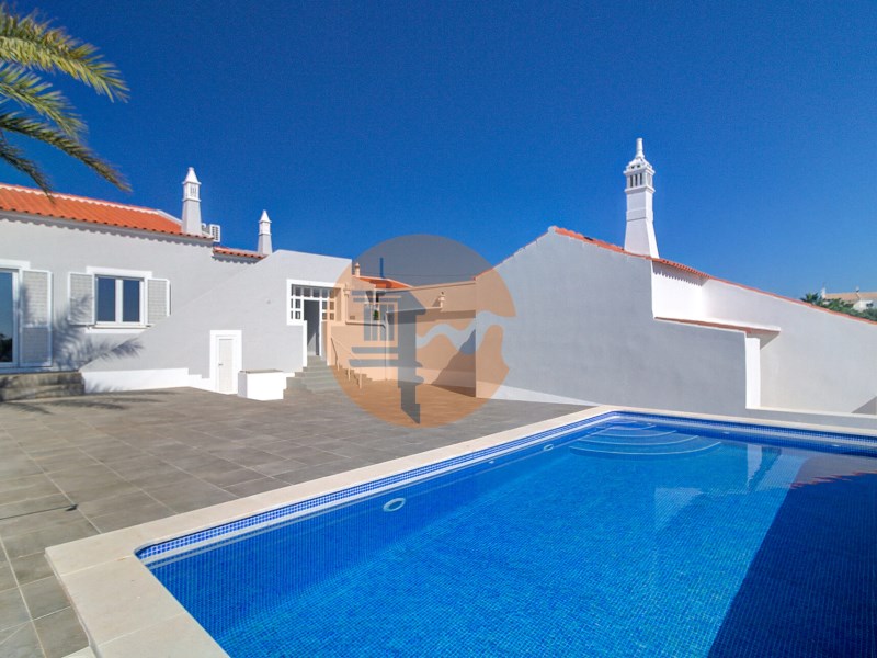 Excellent new 6-bedroom villa for sale.