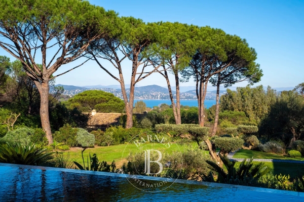 SAINT-TROPEZ - PINET/VALFERE - PROPERTY WITH SEA VIEW
