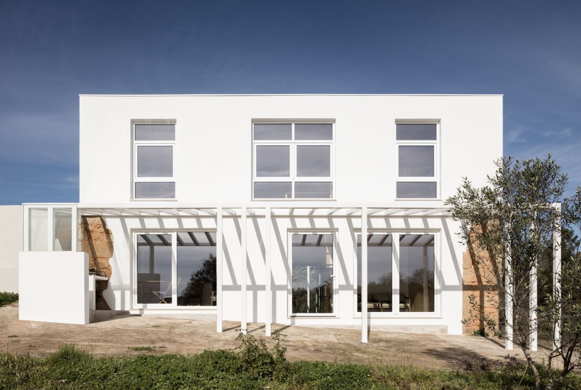 Magnificent organic farm with a total area of 21.200 m² attached with a river and with a Eco Friendly Architecture House with C…