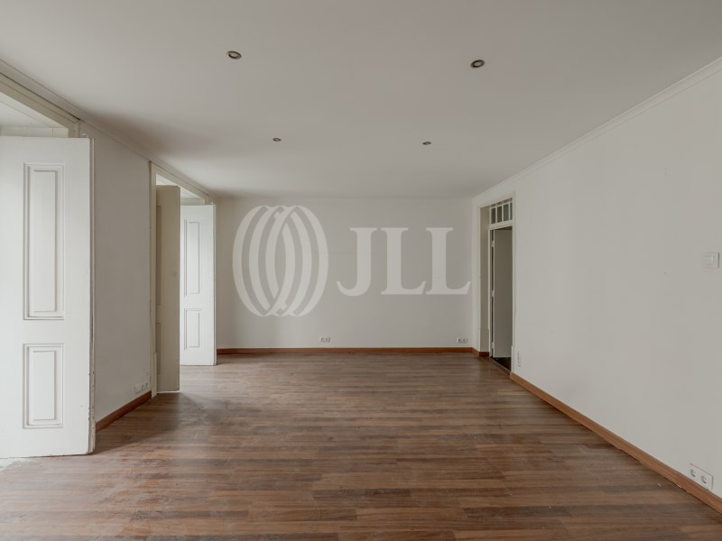 Building for renovation, in Lapa, Lisbon