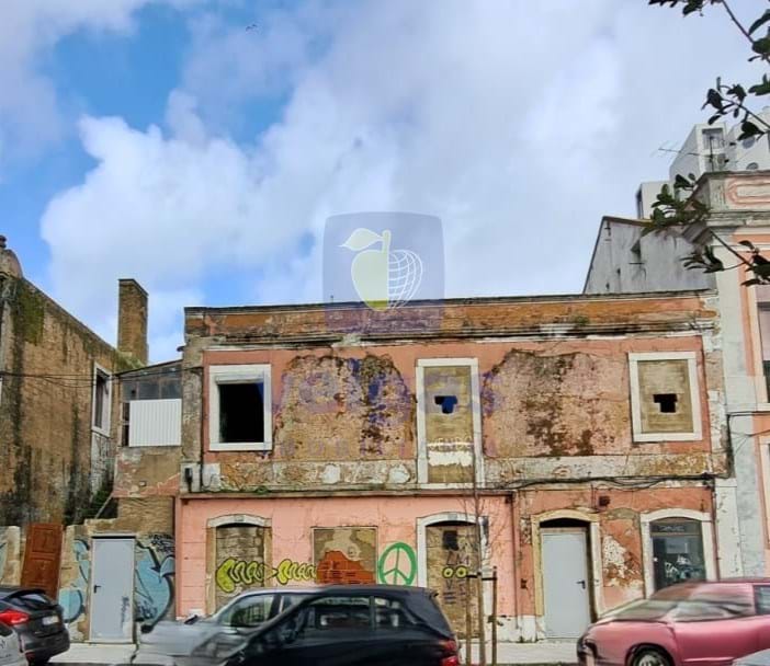 Building for construction in the center of Barreiro