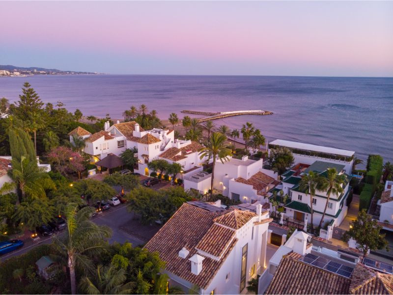 AWARD WINNING LUXURY REAL ESTATE AGENCY, OPULENT BEACHSIDE VILLA LOCATED IN THE PRESTIGIOUS PUENTE ROMANO RESORT WITH EASY ACCE…