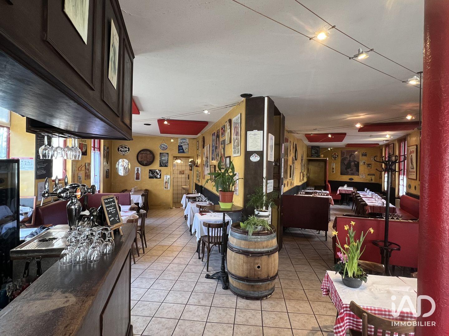 Building for sale in Suresnes, France