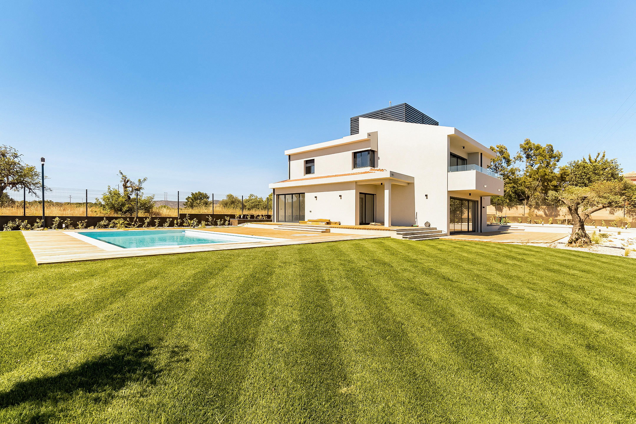 Distinct fully renovated 5-bedroom villa