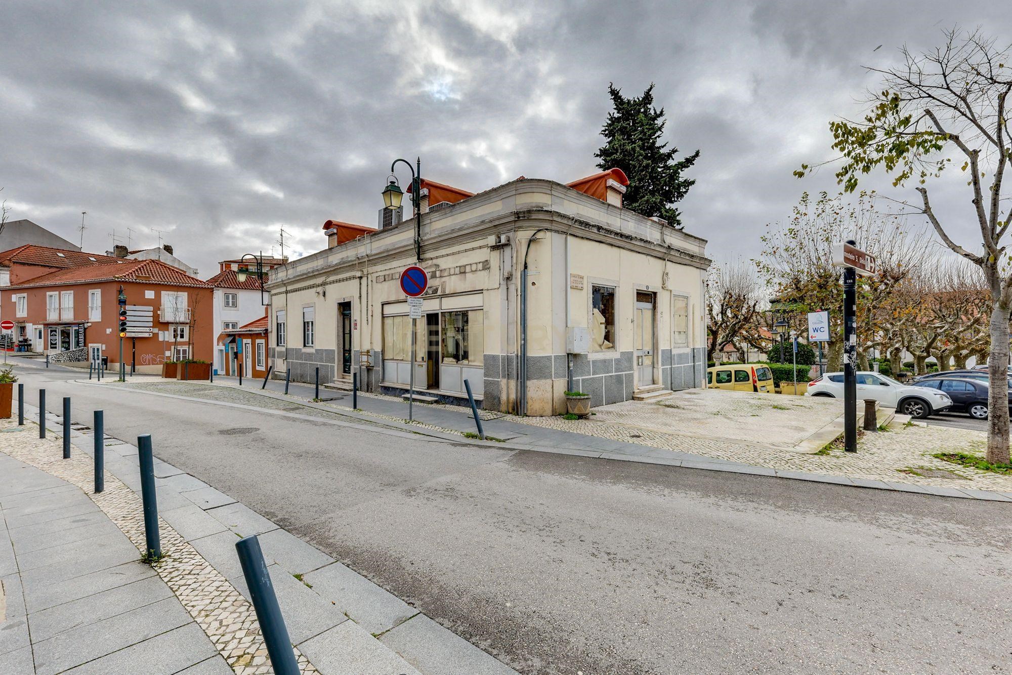 Mixed-use building in the historic center of Odivelas – Residential + Commercial