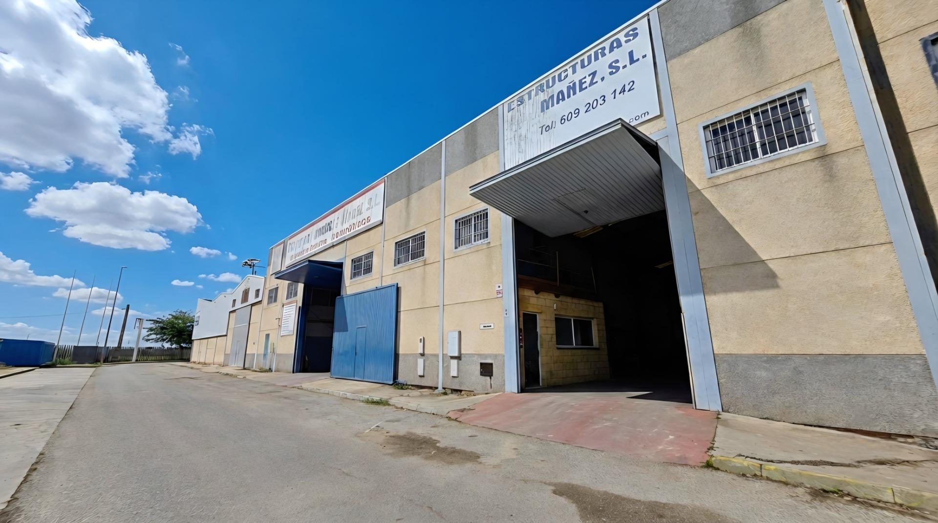 INDUSTRIAL WAREHOUSE FOR SALE IN LA BARCA DE LA FLORIDA (JEREZ) | 265 M2 | OFFICE AND MEZZANINE