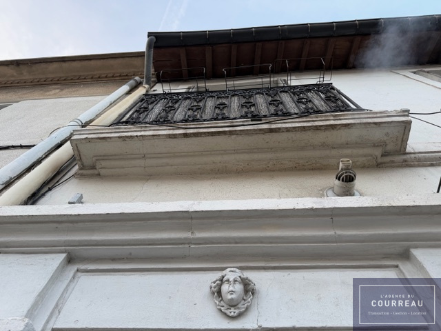 R+1 freehold building rented (one apartment, two commercial premises)