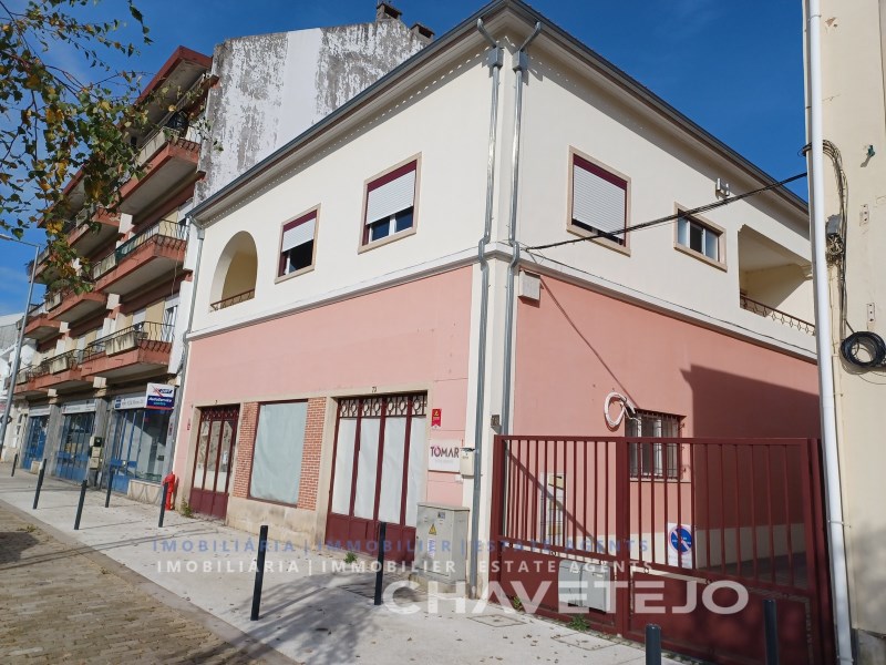 Refurbished building for sale in one of the main entrances of Tomar.