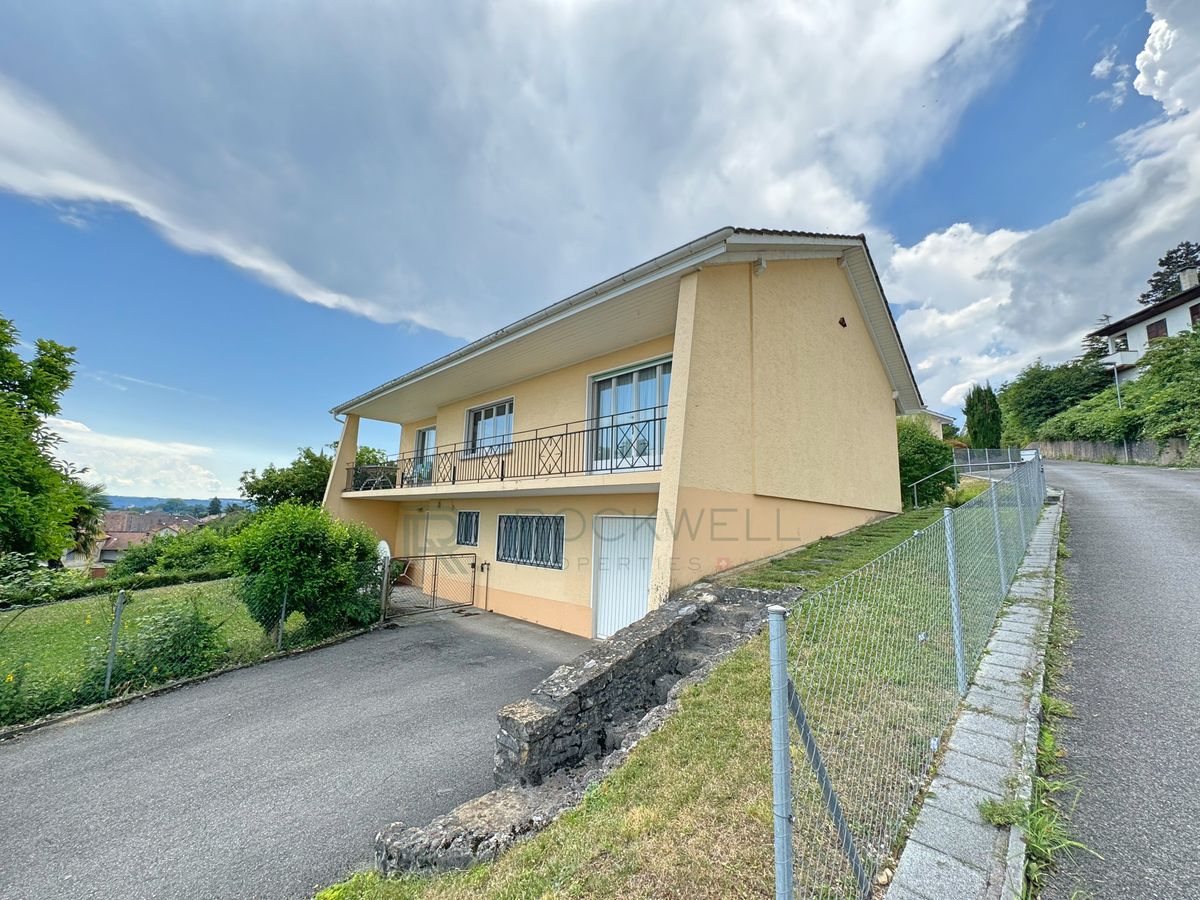 Detached house with 180° view