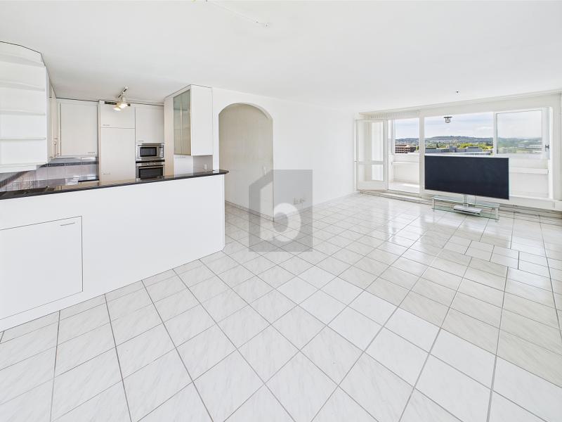 BRIGHT, CENTRAL AND WITH A VIEW