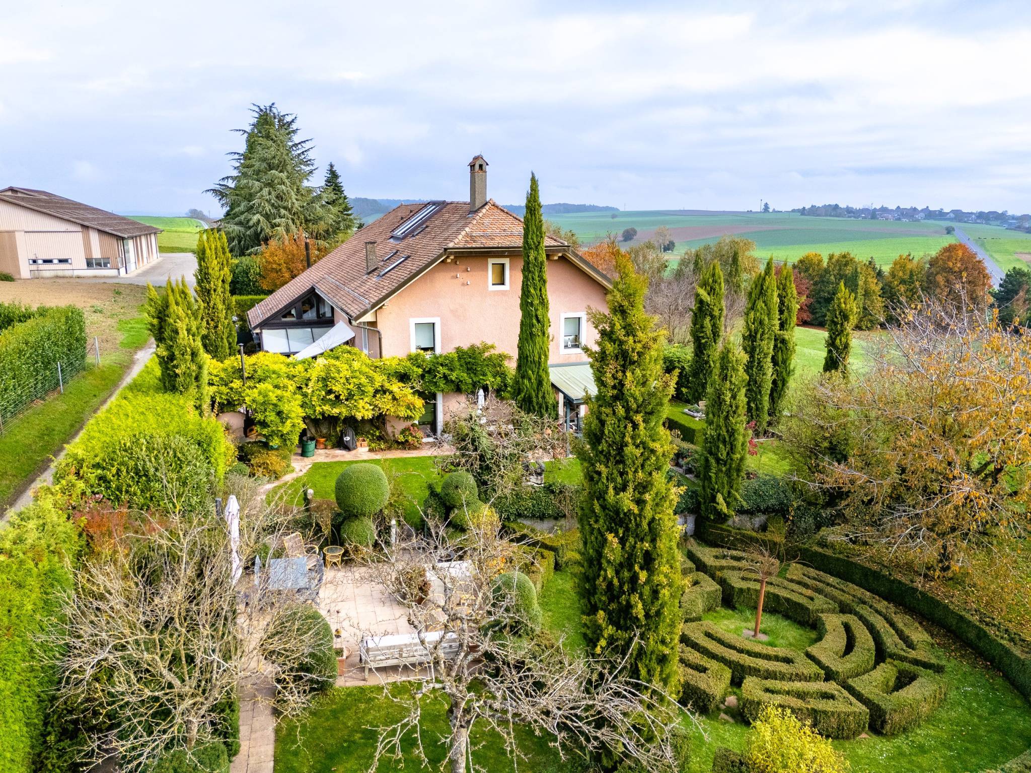 Elegant property of 7 rooms - Plot of 1'720 m² beautifully planted with trees
