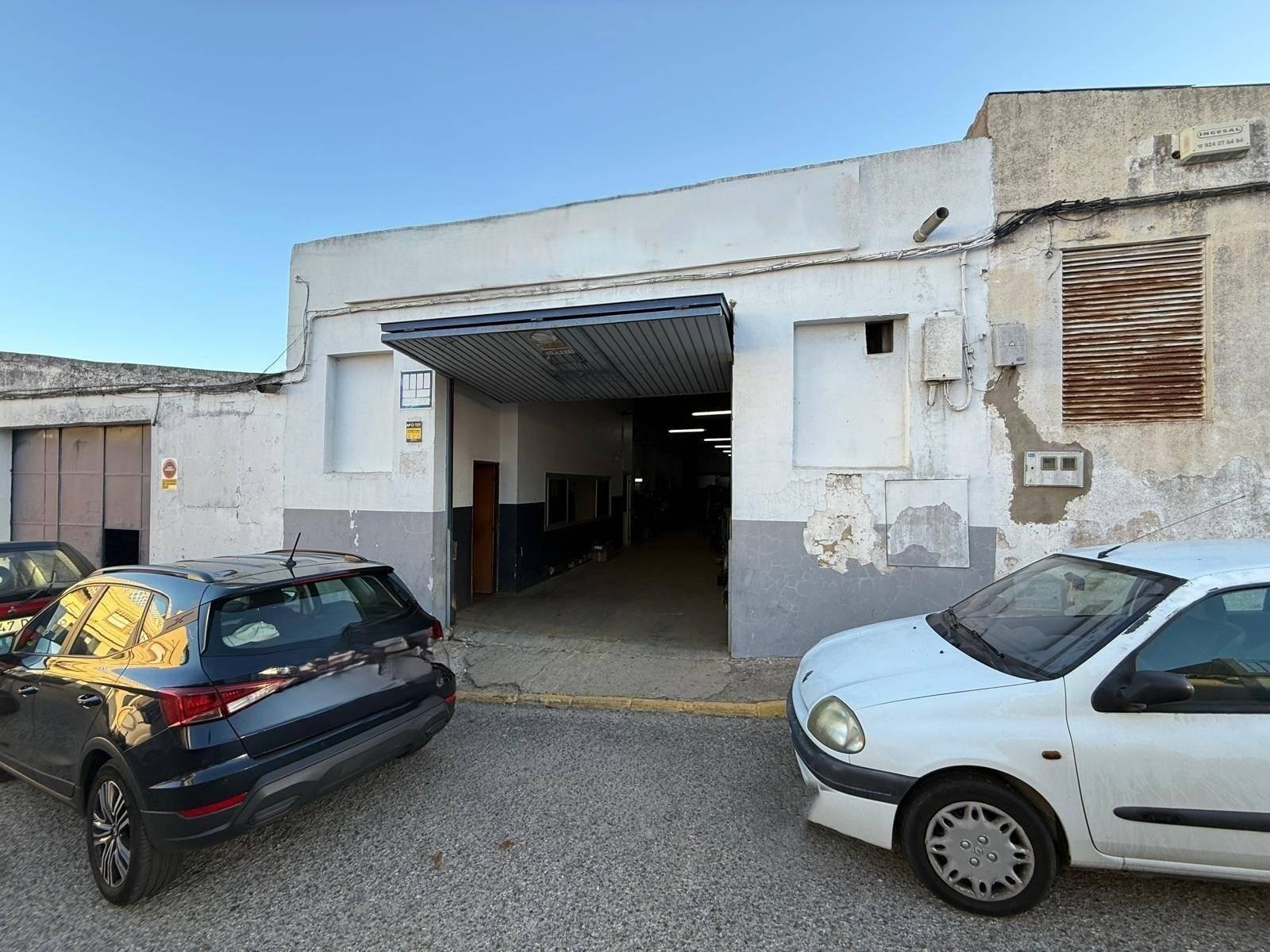 Spacious Industrial Warehouse in Badajoz - Investment Opportunity