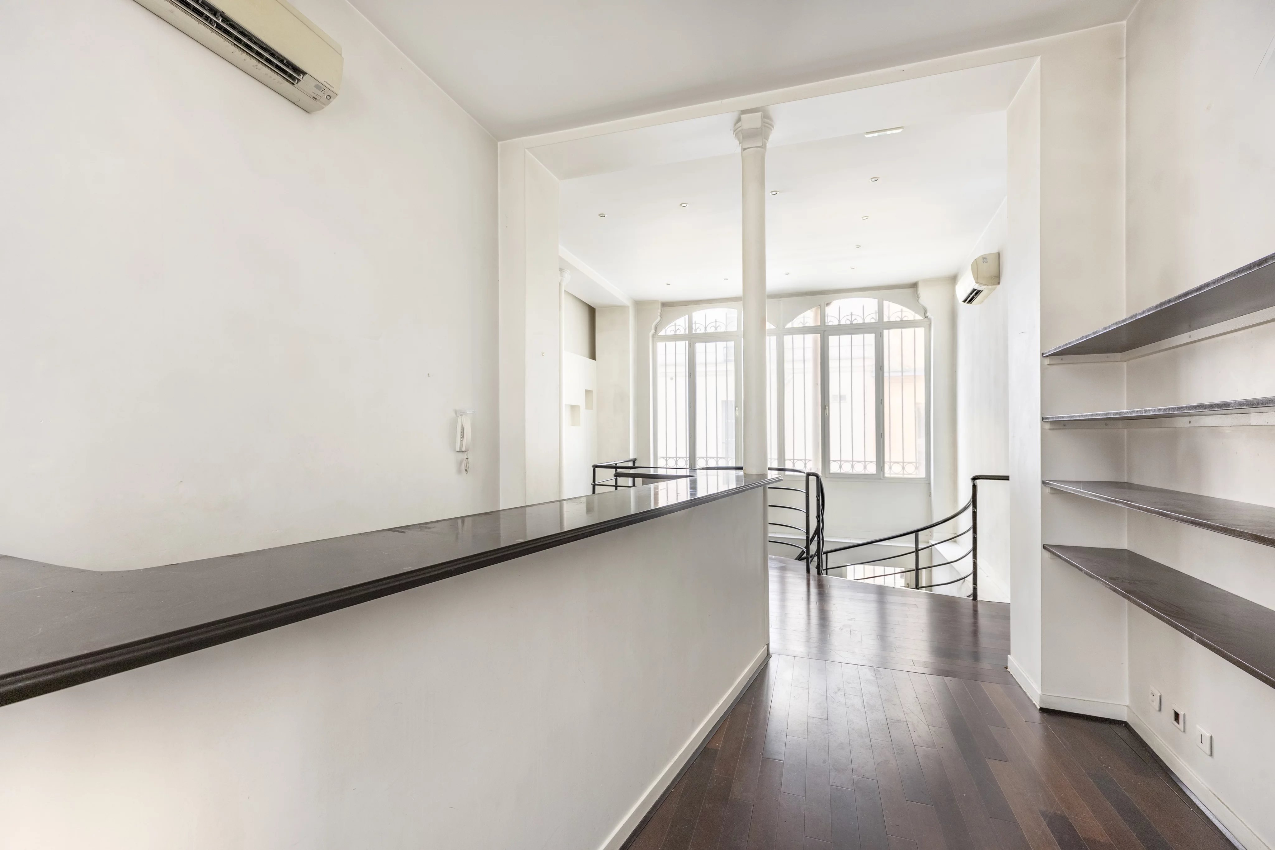 Spacious Parisian Local with Modern Amenities