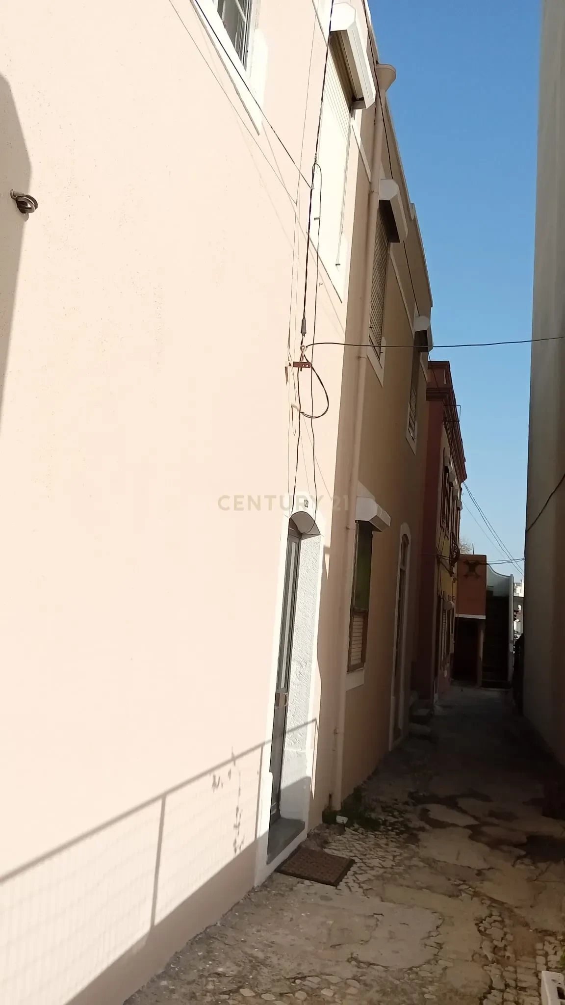 Fantastic two-storey building in the best location in Setúbal