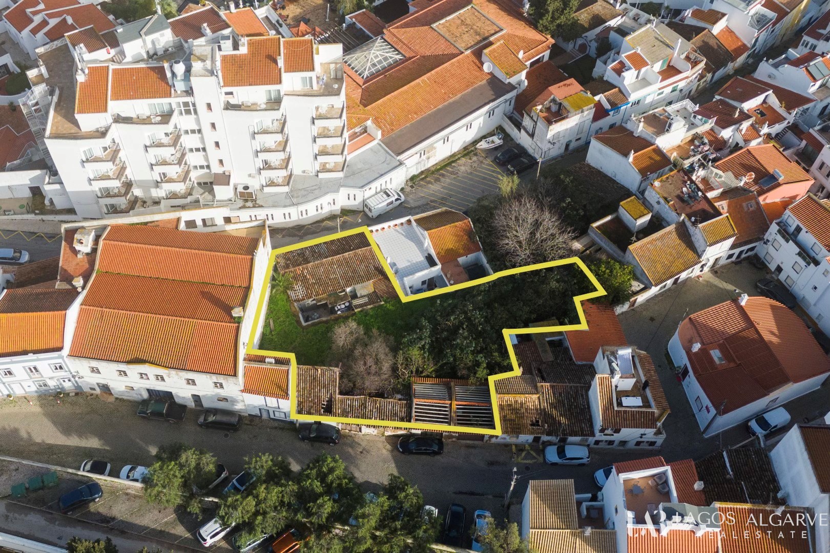 Excellent real estate investment opportunity in the heart of the city of Lagos, old houses and plot with approved project for th…