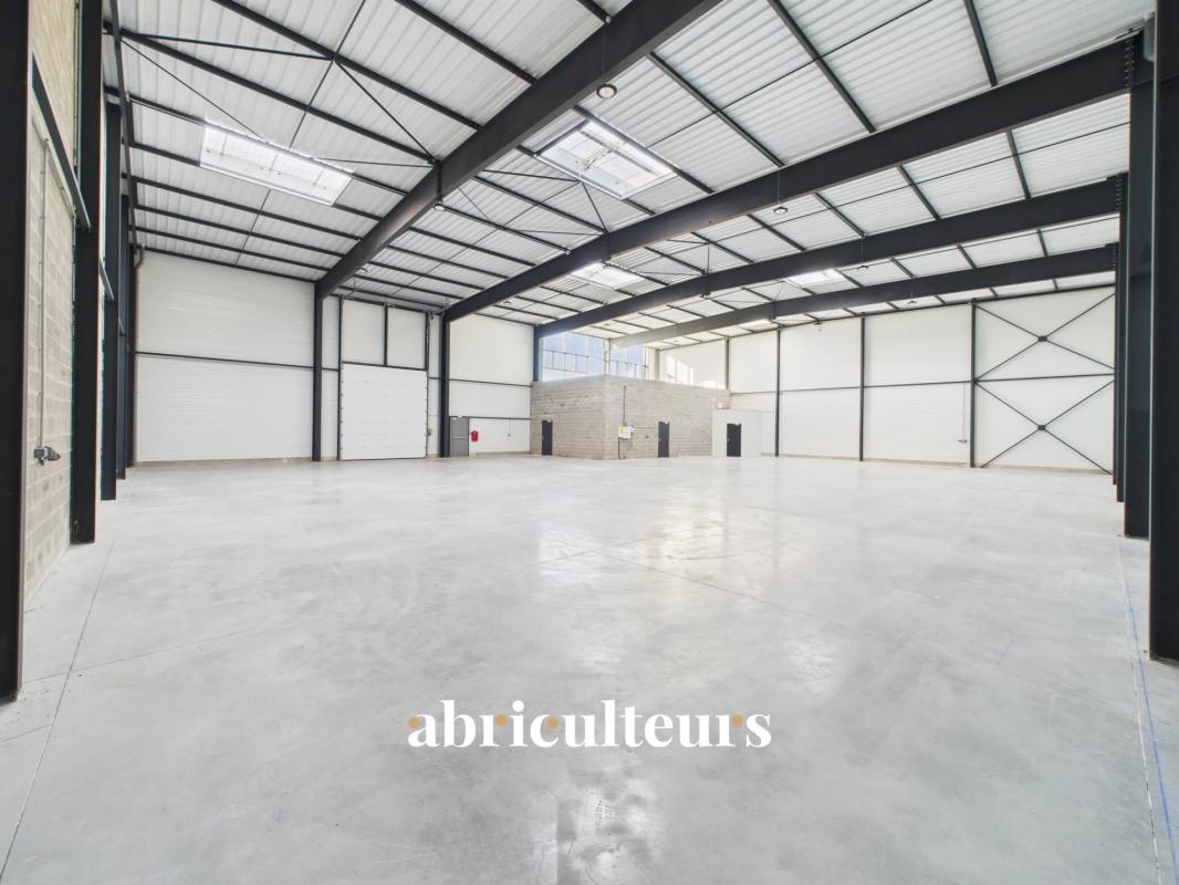 New business premises of 755 m² – 1 hour from Paris, in the heart of a strategic area