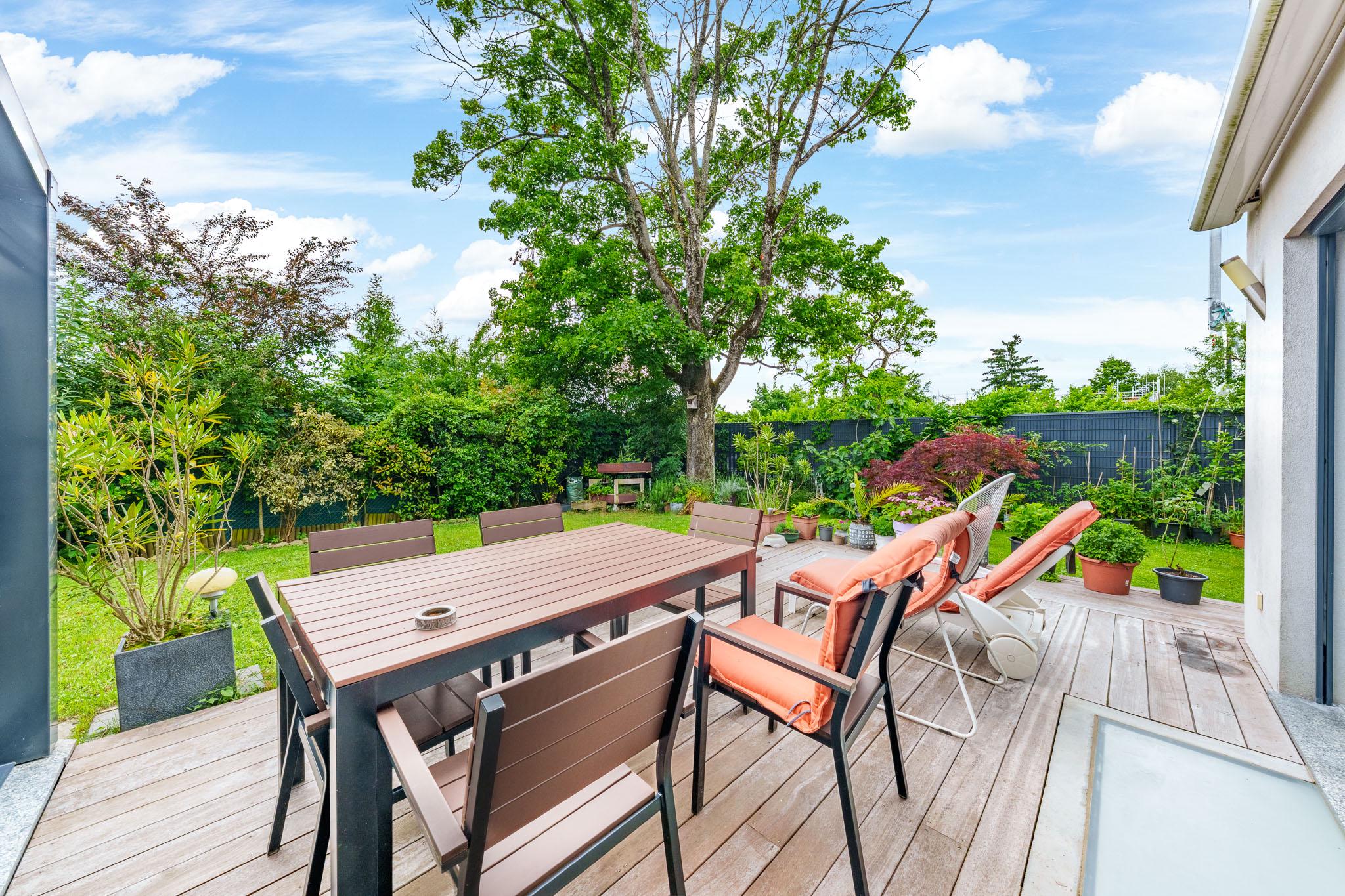 Charming semi-detached villa Minergie with superb garden