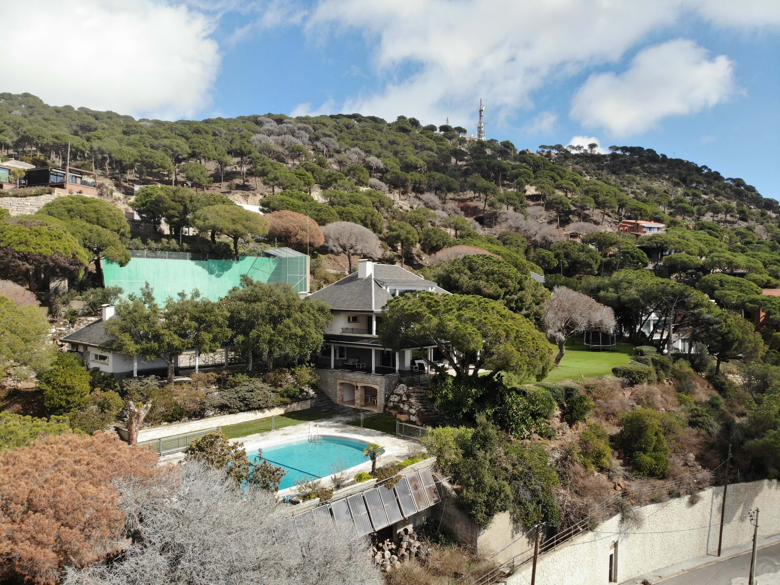 Luxury villa with 1,270 m² built and panoramic sea views – Cabrils