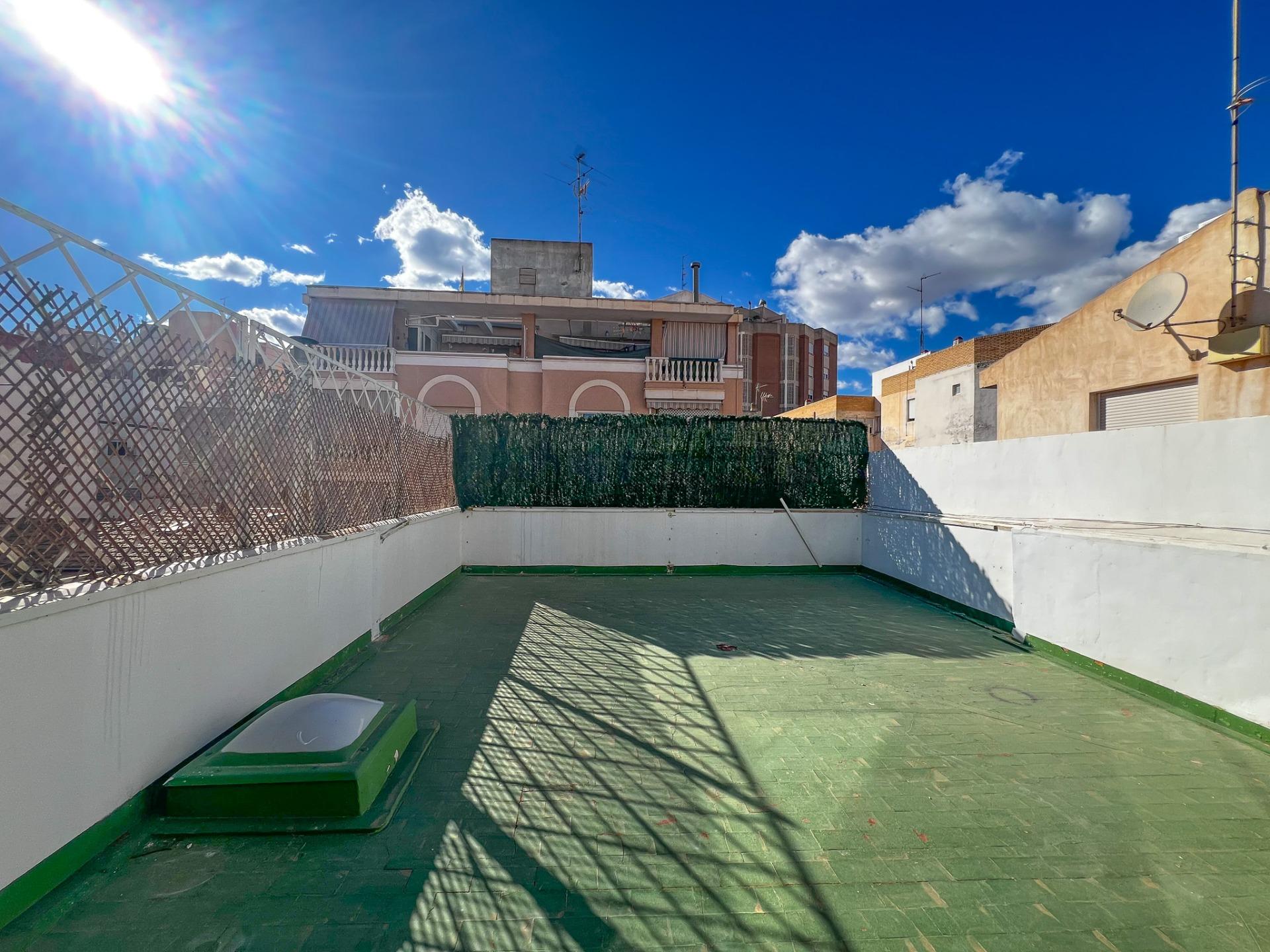 HIGH INVESTMENT POTENTIAL – 3-LEVEL BUILDING IN LOS ANGELES AREA, ALICANTE