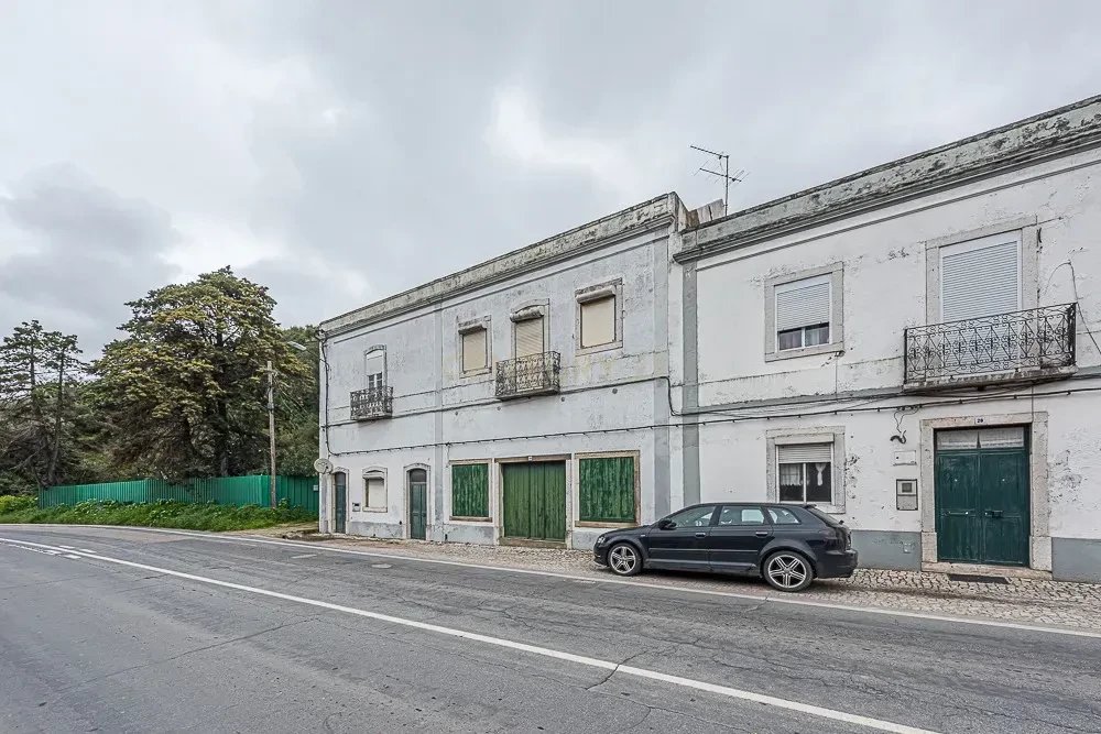 Building for Renovation in Palmela – Excellent Investment Opportunity!