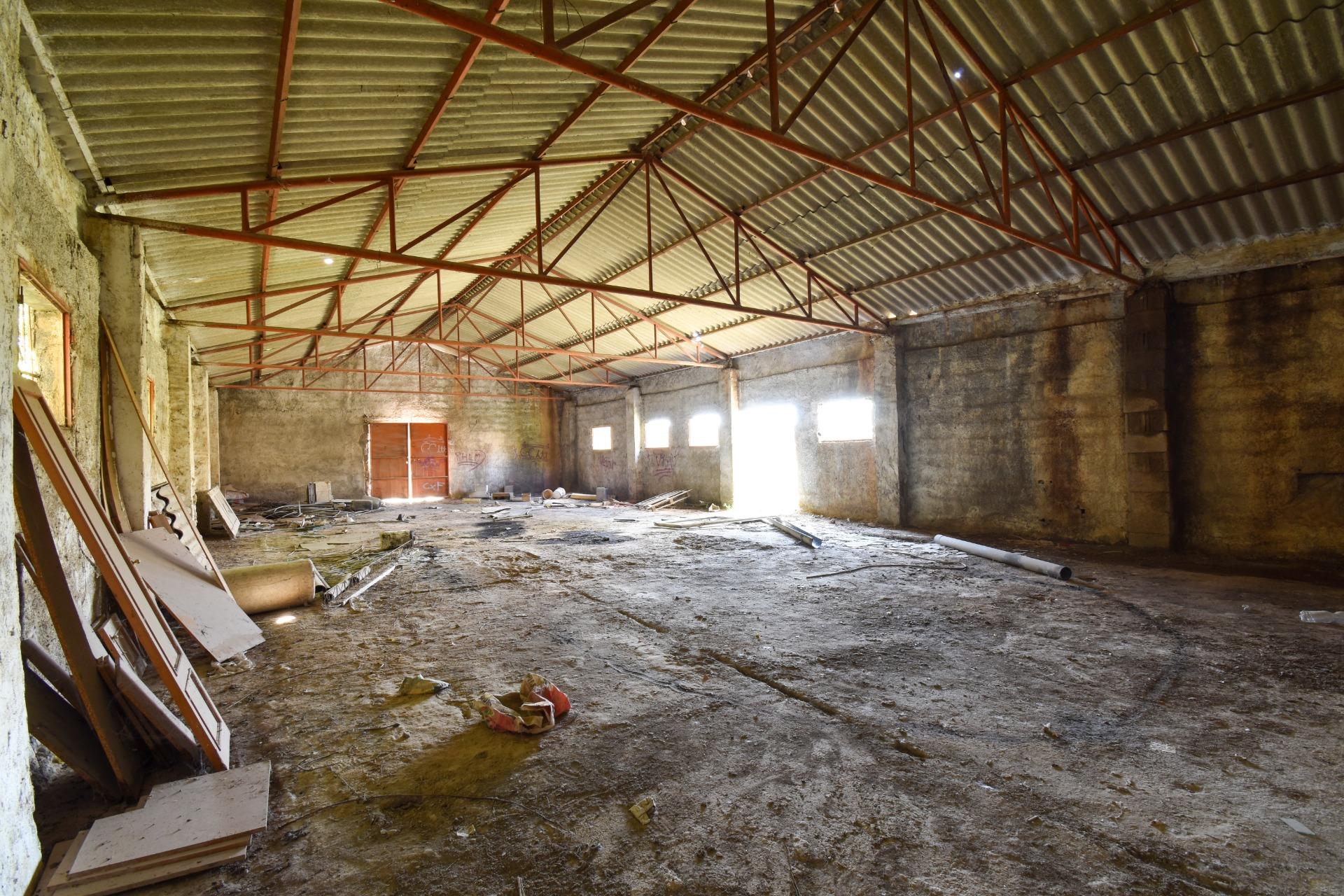 Industrial warehouse in the Ginatar area, Dúrcal, a few meters from the sports pavilion.