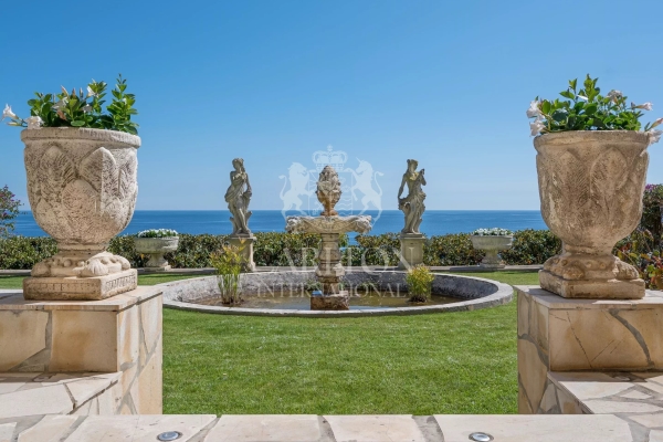 Exceptional villa within walking distance of the beaches, offering panoramic sea views and two guest houses