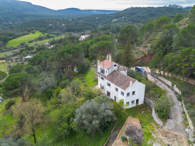 Quinta do Levante: Luxury Retreat with Approved Project in the Heart of Arrábida - a UNESCO World Heritage Site