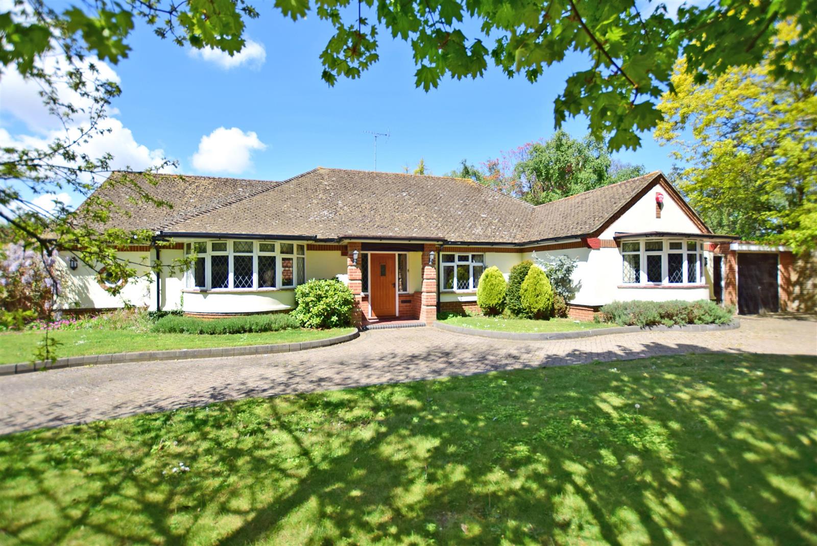 Detached Bungalow: for sale in Callis Court Road Broadstairs