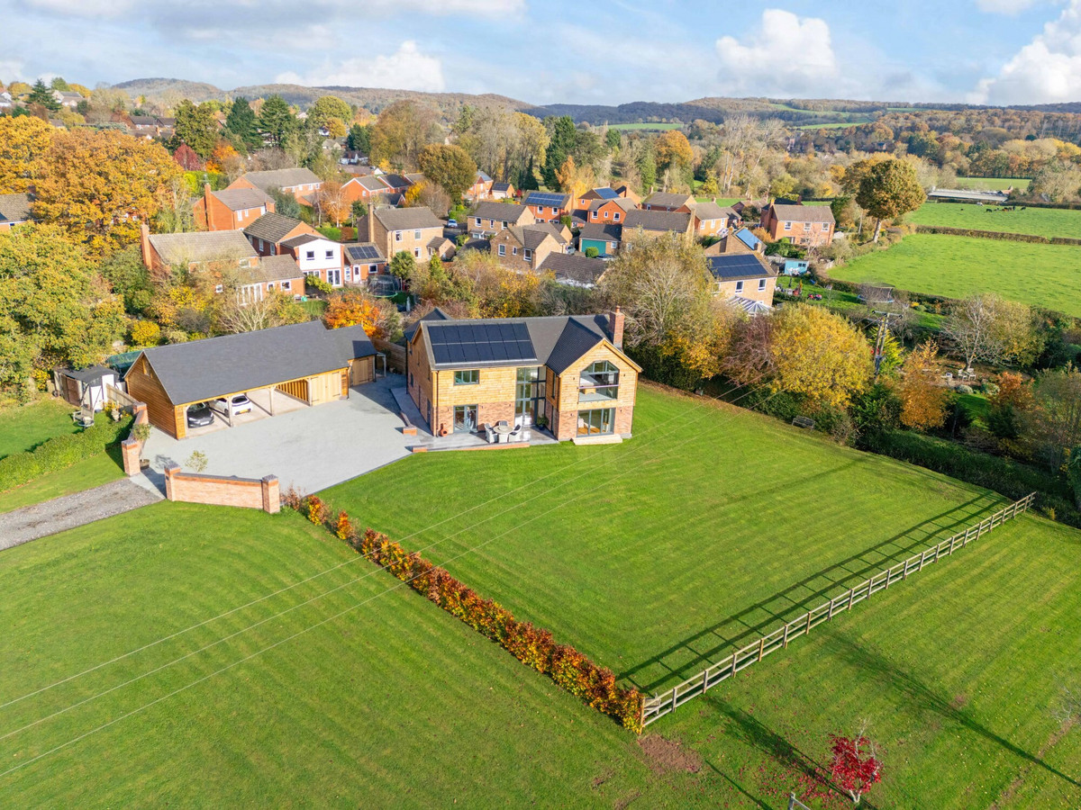 Detached House: for sale in Malvern