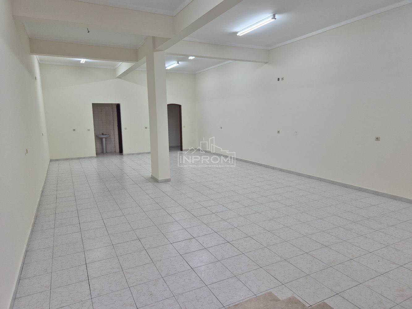 Store with 48 m², located in São Marcos, Cacém.