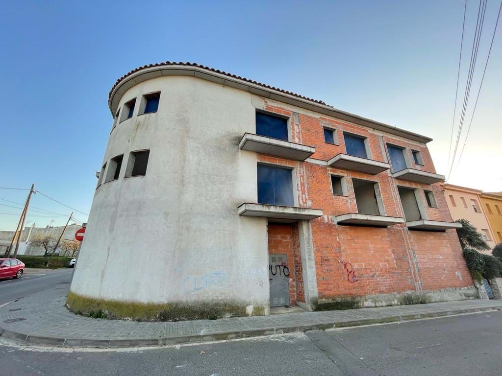 Building under construction paralyzed in Palafrugell