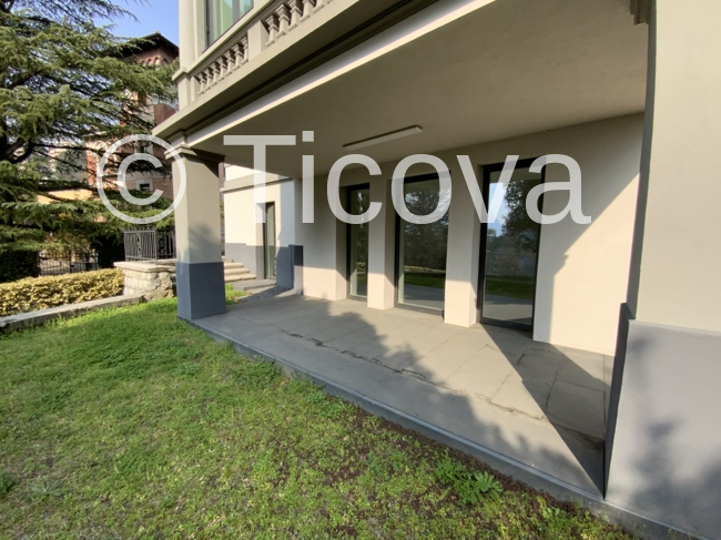 Modern and luxurious apartment near the center of Lugano with exclusive garden.