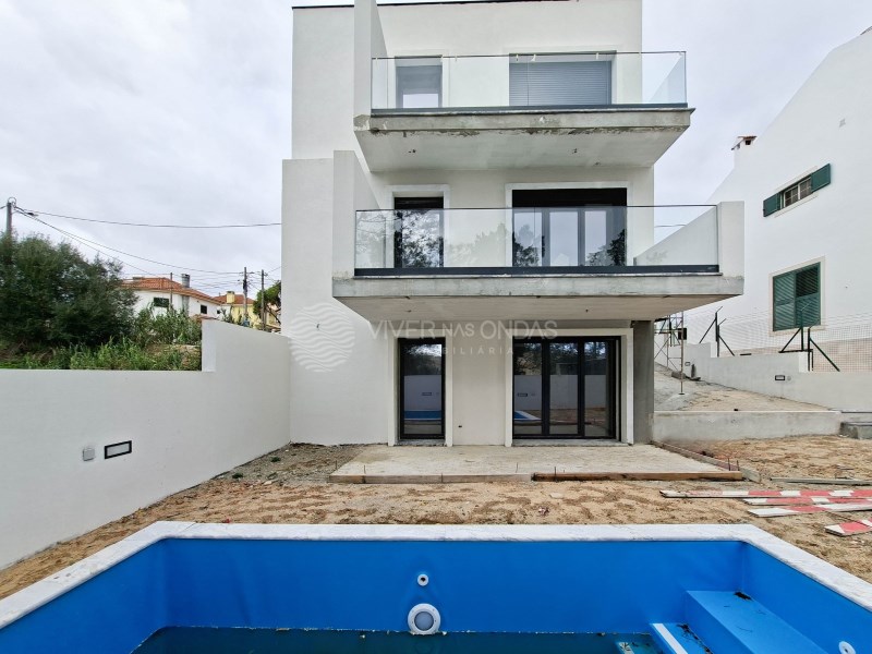 Under Construction! Dream 4 Bedroom Villa in Sobreda with Pool and Deed of Offer
