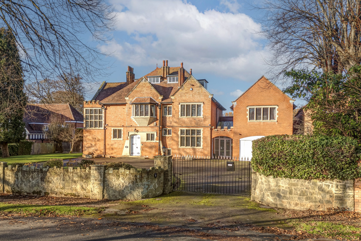 Detached House: for sale in Sutton Coldfield