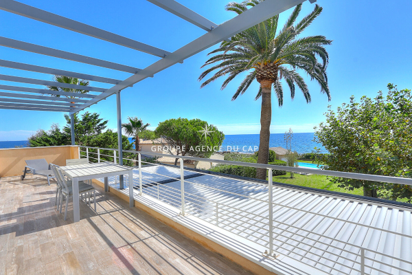 7-ROOM WATERFRONT VILLA WITH SWIMMING POOL GULF VIEW OF SAINT TROPEZ, IN LES ISSAMBRES