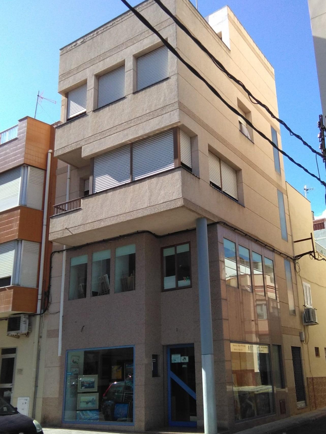 BUILDING IN THE CENTER OF LA RAPITA WITH COMMERCIAL PREMISES AND HOUSING