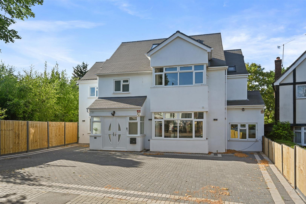 Under Offer: Detached House for sale in Wembley