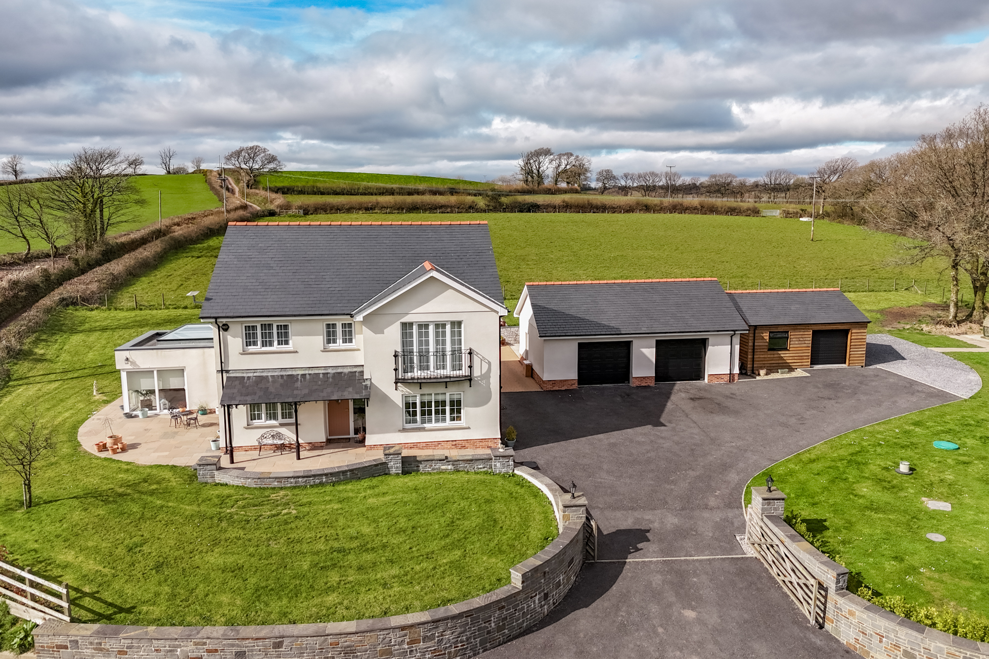 Detached House: for sale in Llanddarog