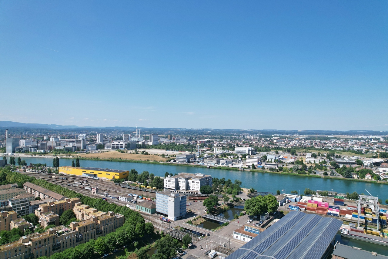 DISCREET COMMERCIAL SPACE WITH ADDITIONAL HOBBY ROOM AND GARDEN