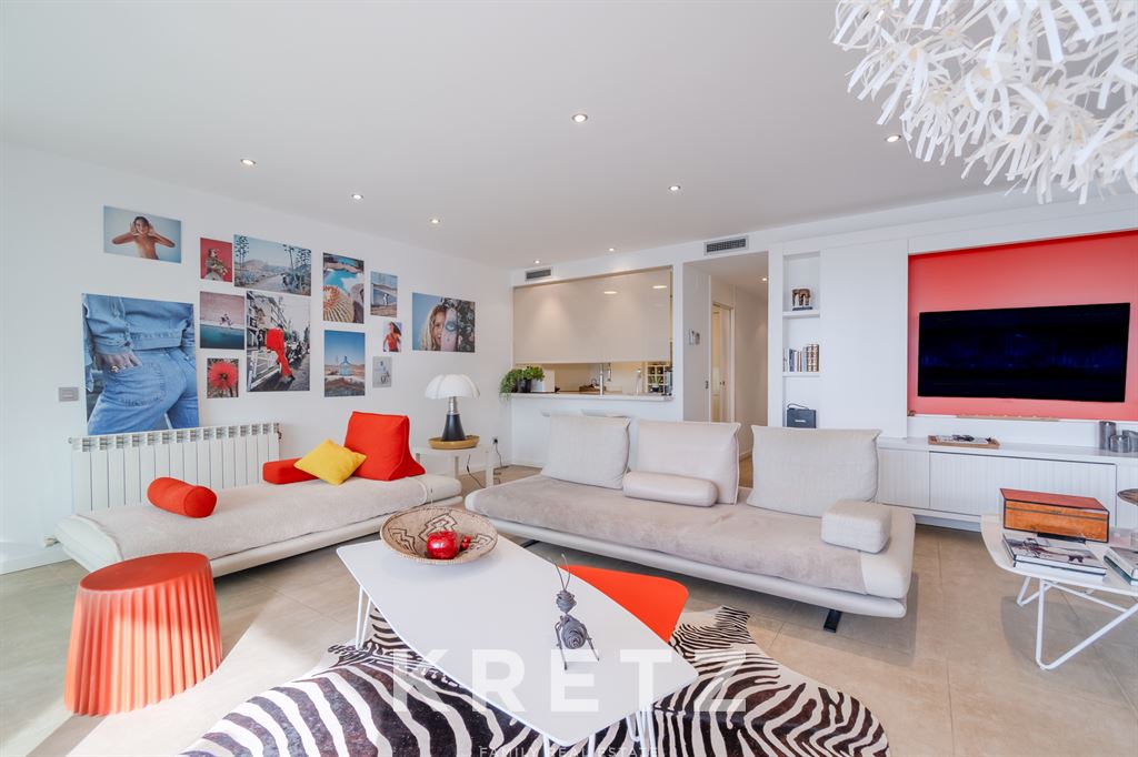 Exclusive beachfront apartment in Roses with harbour views