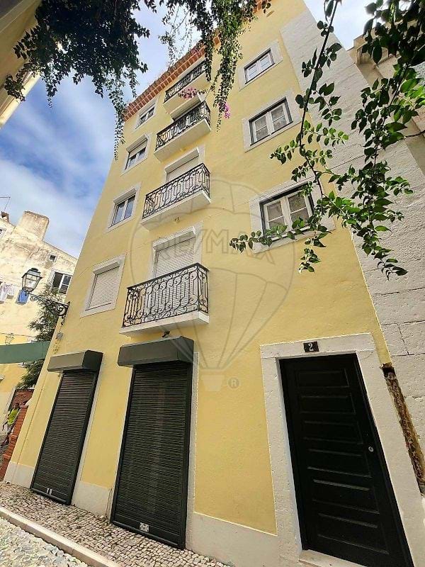 RENOVATED BUILDING – INVESTMENT OPPORTUNITY IN THE HEART OF LISBONWe present a unique property located in one of Lisbon’s most c…