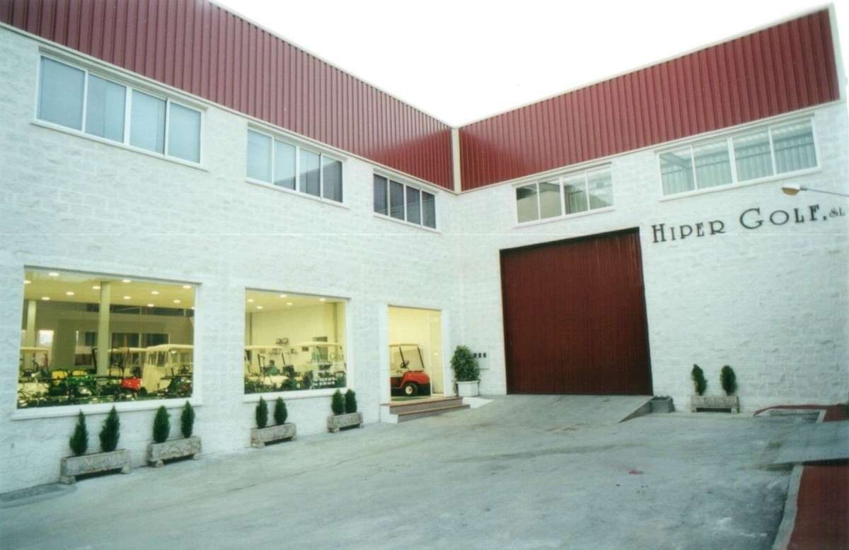AWARD WINNING LUXURY REAL ESTATE AGENCY, WAREHOUSE IN NUEVA ANDALUCÍA FOR SALE